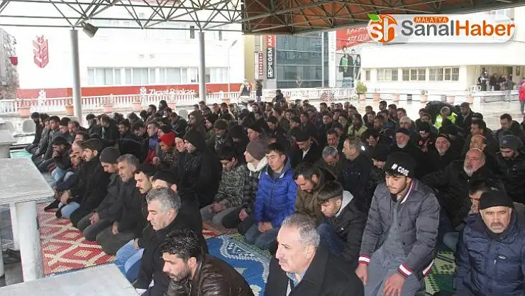 Deprem sonrası ilk Cuma namazında Elazığ'da camiler doldu, taştı