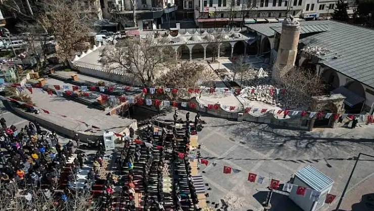 'Deprem sonrası Ulu Camii´nin bahçesinde cuma namazı kılındı'