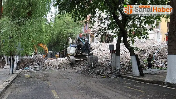 Malatya´da ağır hasar gören bina kontrollü yıkılıyor