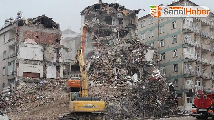 Depremde ağır hasar gören binaların yıkımı devam ediyor