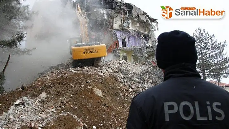 Depremde ağır hasar gören Sivrice İlçe Emniyet Müdürlüğü binası yıkılıyor