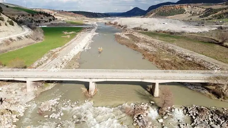 'Depremde bazı noktaları zarar gören köprü yıkılma tehlikesi ile karşı karşıya'