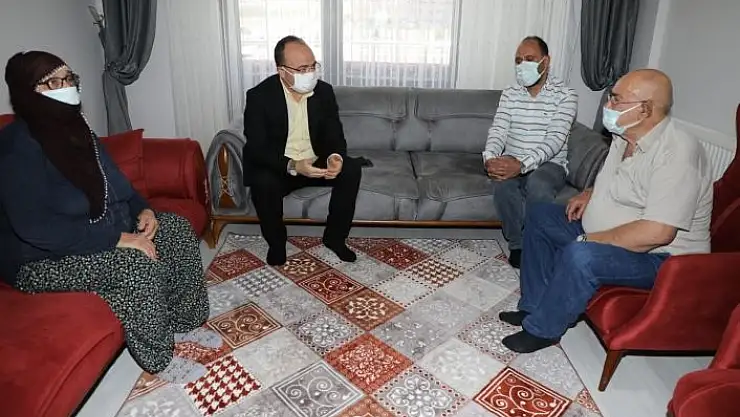 'Depremde en büyük acıyı yaşayan babaya anlamlı ziyaret'