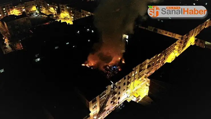 Depremde hasar alan binanın çatısı yandı