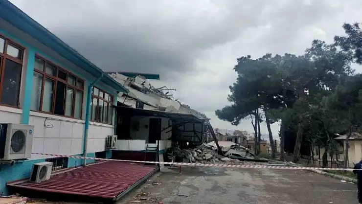 'Depremde hasar alan Halk Sağlığı Birimine ait 4 katlı bina çöktü'