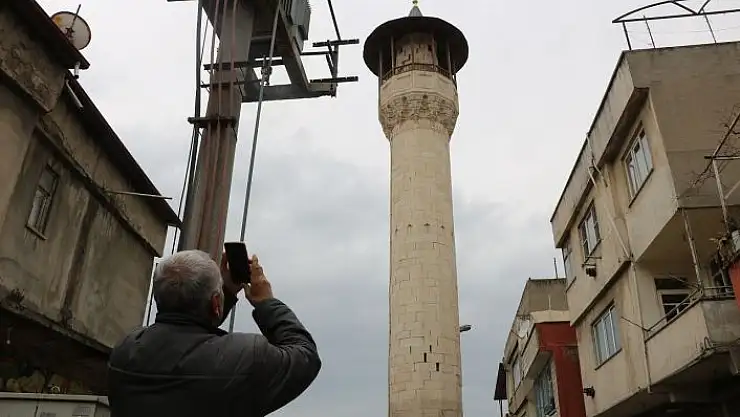 'Depremde hasar gören cami minaresi mahalleliyi tedirgin ediyor'