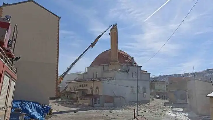 'Depremde hasar gören minareler yıkılıyor'