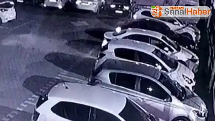 Depremde park halindeki otomobiller beşik gibi sallandı