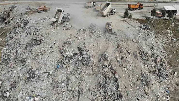 'Depremde yıkılan binaların binlerce tonluk enkazı şehir dışına taşınıyor'