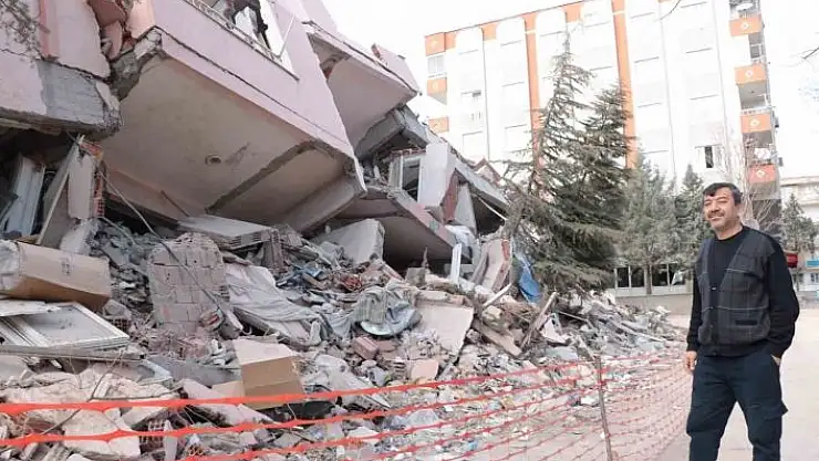 'Depremde yıkılan evinin başında nöbet tutuyor'
