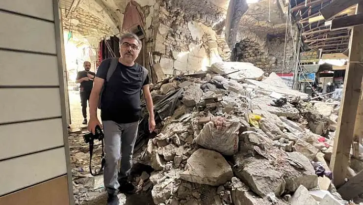 'Depremde yıkılan tarihi mekanları fotoğraflıyor'