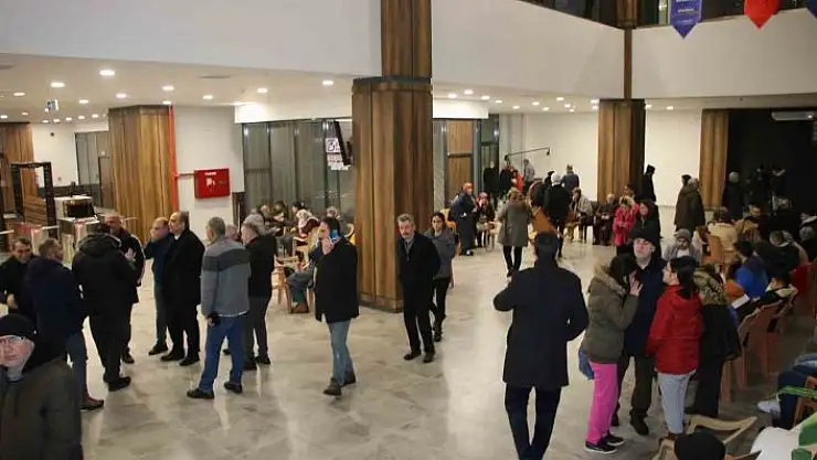 'Depremi yaşayan Elazığlılar fuar merkezlerine akın etti'