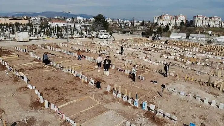 'Depremin 14´üncü gününde mezarlıkta dinmeyen acı'