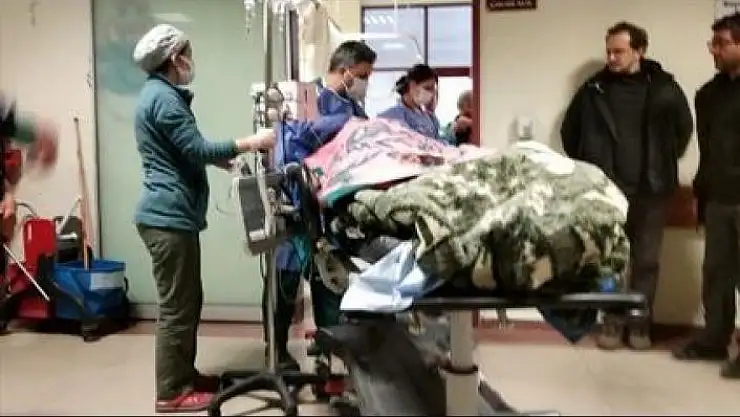 'Depremin 227´nci saatinde sağ kurtarılan 74 yaşındaki Cemile Kekeç Ankara´ya sevk edildi'