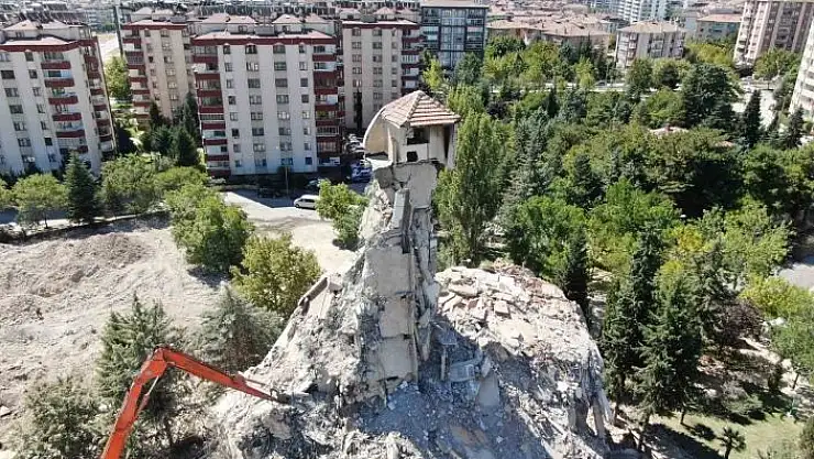 'Depremin en dikkat çeken görüntüsü Elazığ´dan: 8 katlı bina yıkıldı, çatısı tek kolon üzerinde kaldı'