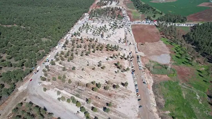 'Depremin merkez üssünde mezarlıklarda duygu dolu bayram ziyareti'