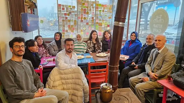 'Depremin yaralarını şiirle sarıyorlar'