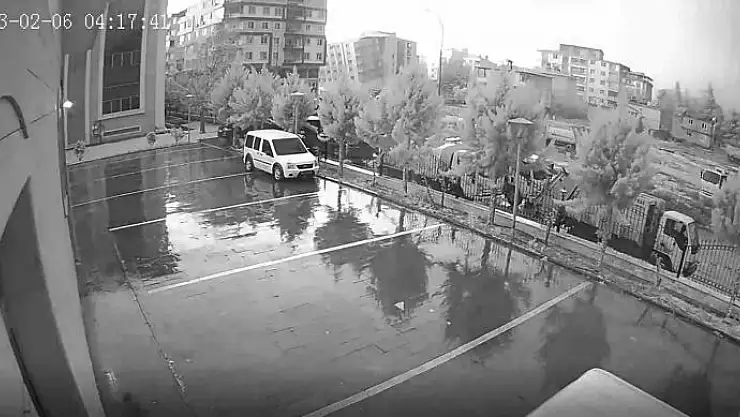 'Depremin yeni görüntüleri ortaya çıktı: Gece gündüze dönmüş, bina böyle çökmüş'