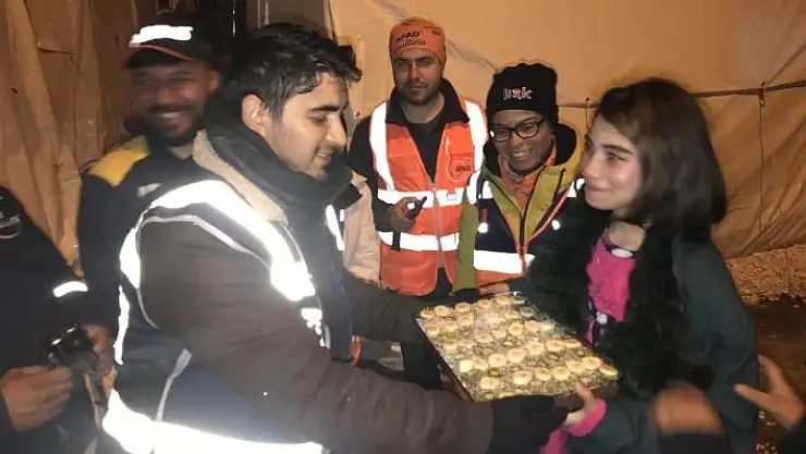 'Depremin yıkıntıları arasında doğum günü molası'