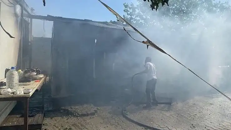 'Depremzede ailenin konteynırı cayır cayır yandı'