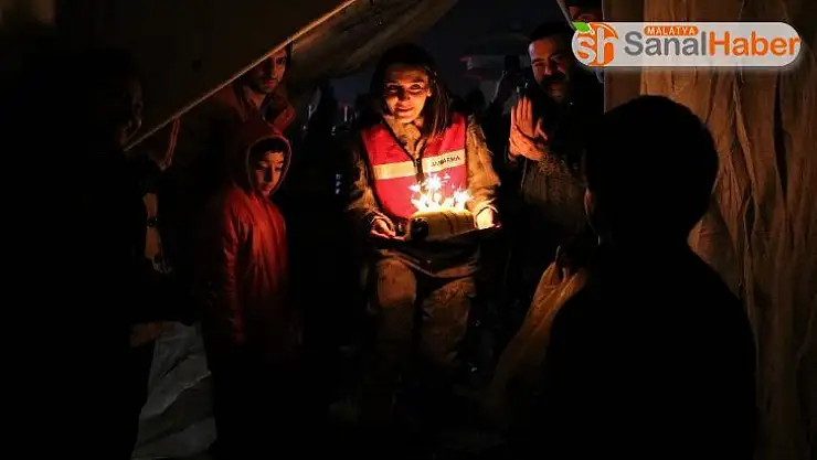 Depremzede çocuğa çadırda doğum günü