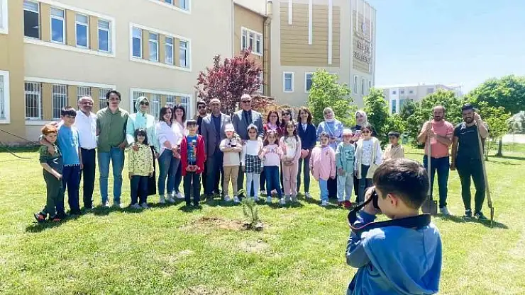 'Depremzede çocuklar film izleyip fidan dikti'