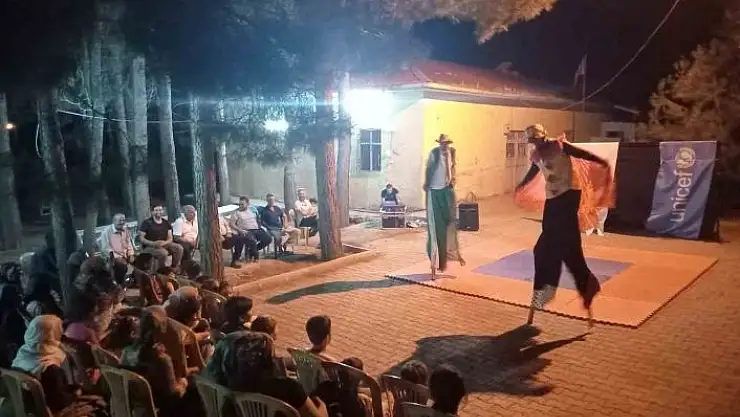'Depremzede çocuklara sirk gösterisi'