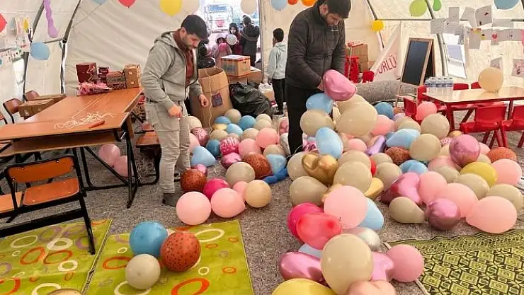 'Depremzede çocukların yüzünde bir tebessüm olmak için Trabzon´dan geldiler'