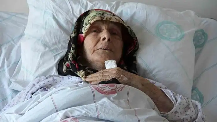 'Depremzede Elif Nine: ''Battaniyenin içine koyup aşağıya indirdiler'''