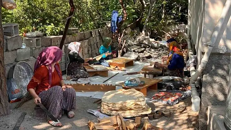 'Depremzede kadınlar imece usulü ekmek yapma geleneğini sürdürüyor'