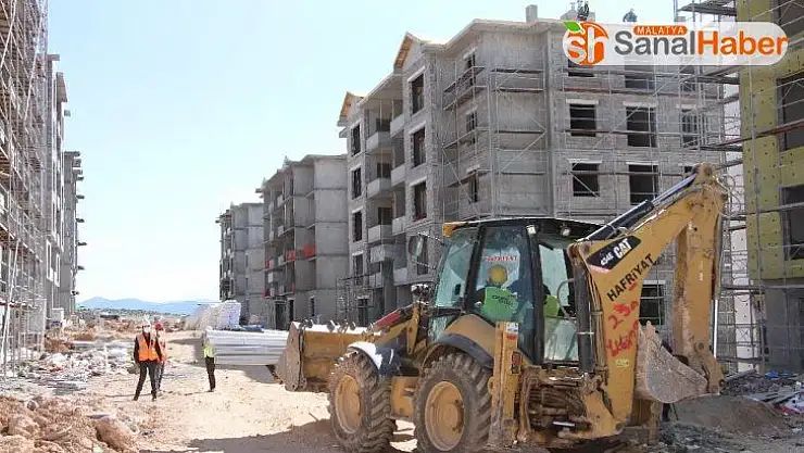 Depremzede konutları için işçiler bayramda da mesaide