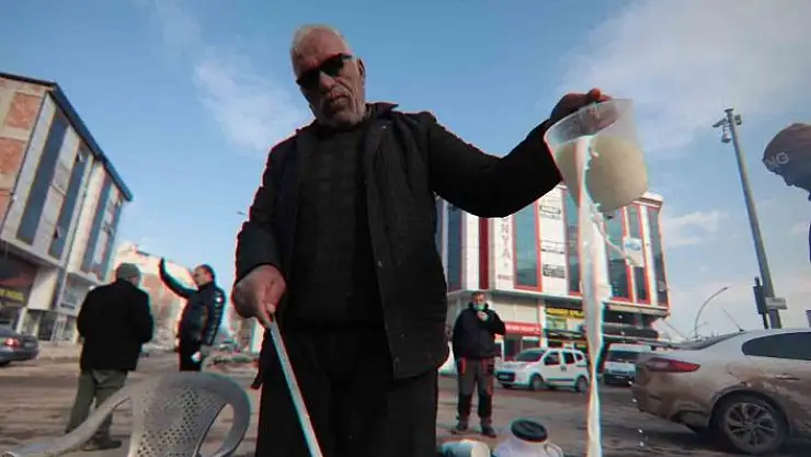 'Depremzede ''Sütçü baba'' ineklerini depremzedeler ve ekipler için sağıyor'