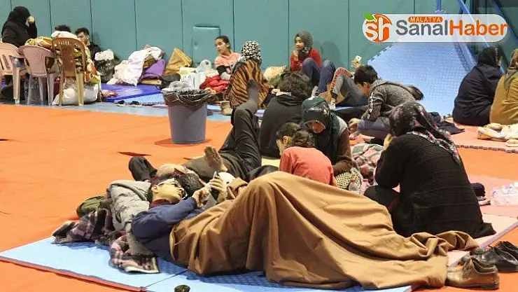 Depremzedeler geceyi spor salonunda geçiriyor