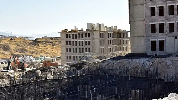 'Depremzedeler için yapılan konutların inşaatları yükseliyor'