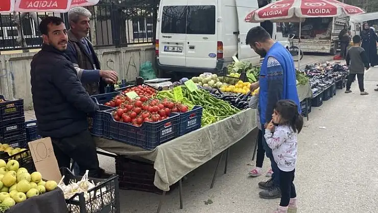 'Depremzedeler semt pazarlarında alışveriş yapmaya başladı'