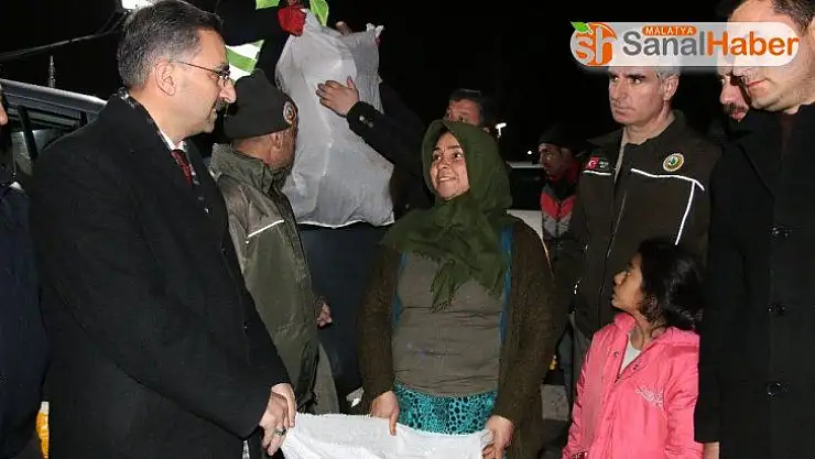 Depremzedelere 50 ton odun dağıtıldı