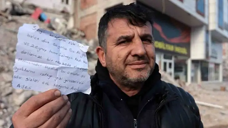 'Depremzedelere parçalanmış kâğıtla adeta ´Biz de paramparçayız´ mesajı vermişler'