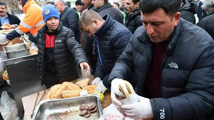 'Depremzedelere Sivas köftesi ikram ettiler'