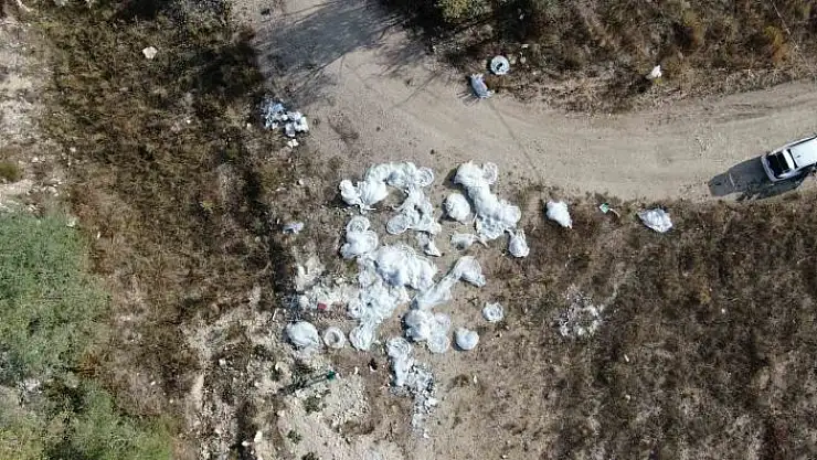 'Dere kenarına atılan çok sayıda gelinlik, görenleri hayrete düşürdü'