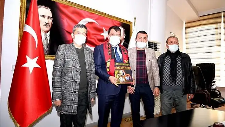 'Derebeyleri Taraftarlar Derneği Taraftar Dergisinin ilk sayısını Gürkan´a sundu'