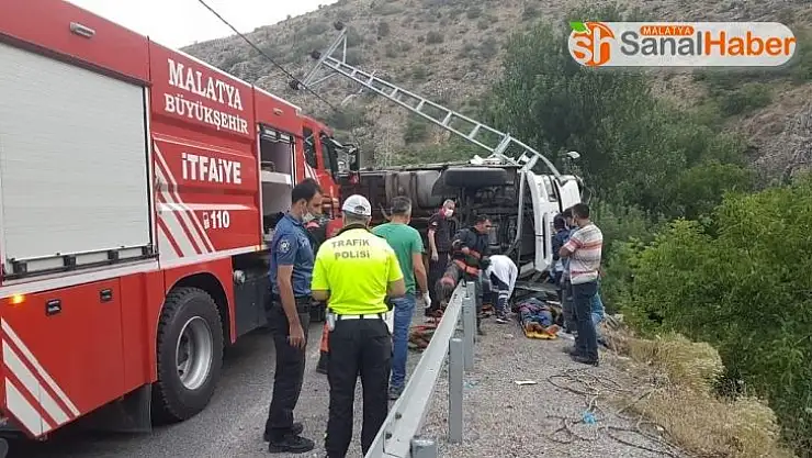 Devrilen kamyonda sıkışan sürücü güçlükle kurtarıldı