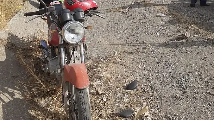 'Devrilen motosikletteki yolcu yaralandı'