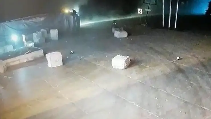 'Devrilen tırın dorsesindeki pamuk balyaları etrafa saçıldı'