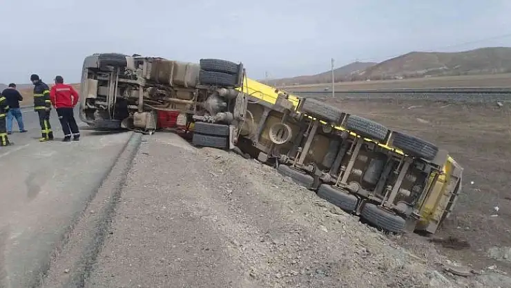 'Devrilen tırın sürücüsü ağır yaralandı'