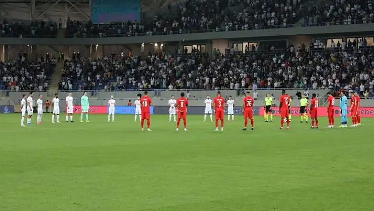 'Dinamo Batumi-Sivasspor maçı öncesi yangınlarda hayatını kaybedenler için saygı duruşu'