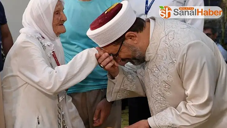 Diyanet İşleri Başkanı Erbaş, en yaşlı hacı adayı ile bir arada