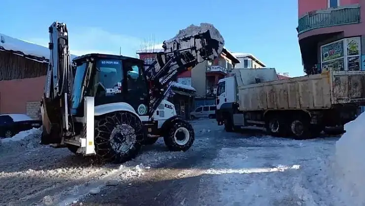 'Doğanşehir Belediyesi karla mücadeleye devam ediyor'