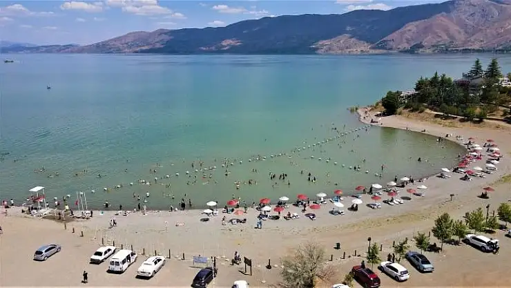 'Doğu´nun gizli denizi ''Hazar Gölü'' tatilcilerin akınına uğradı'