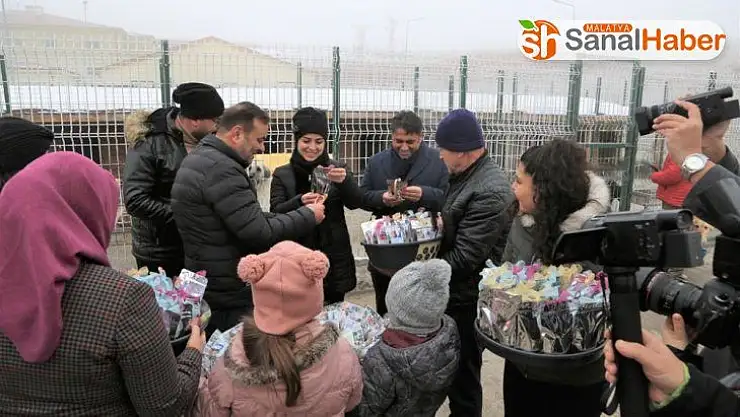 Doğum gününü sokak hayvanları ile kutladı