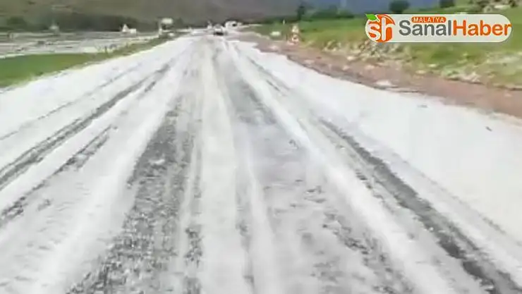 Dolu yağışı köyü beyaza bürüdü